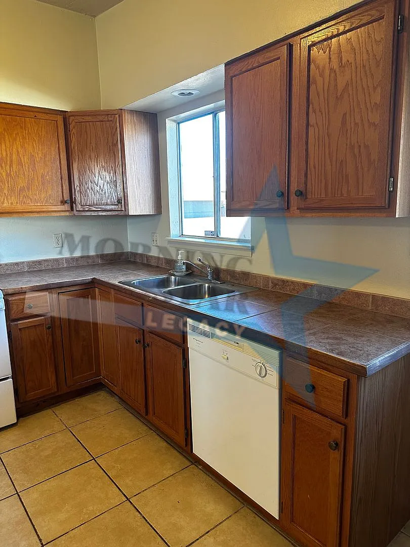 Charming 3 bedroom 2 bath home — Photo 2