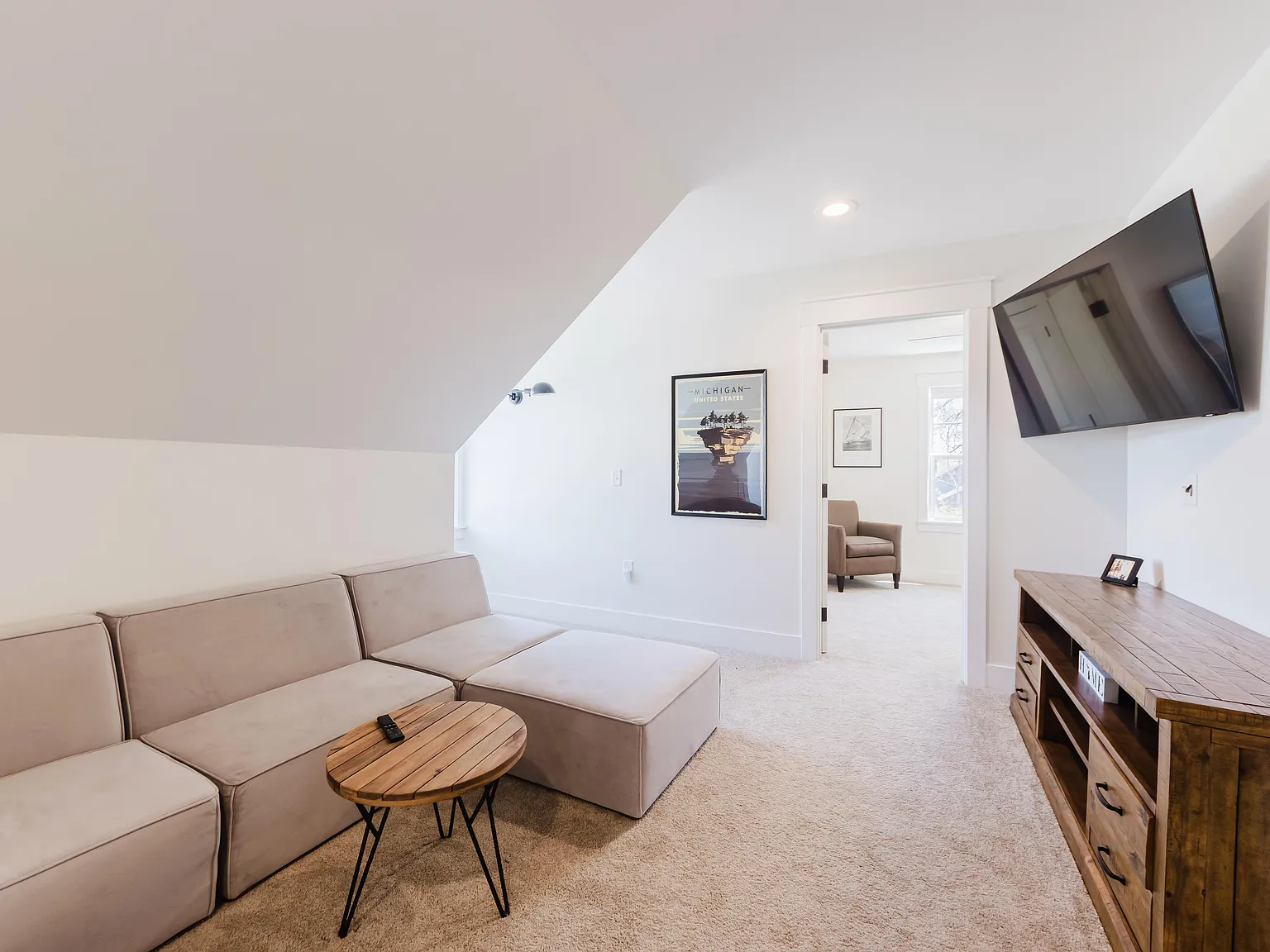 4 bed, 2070 sqft, $2,300 — Photo 3