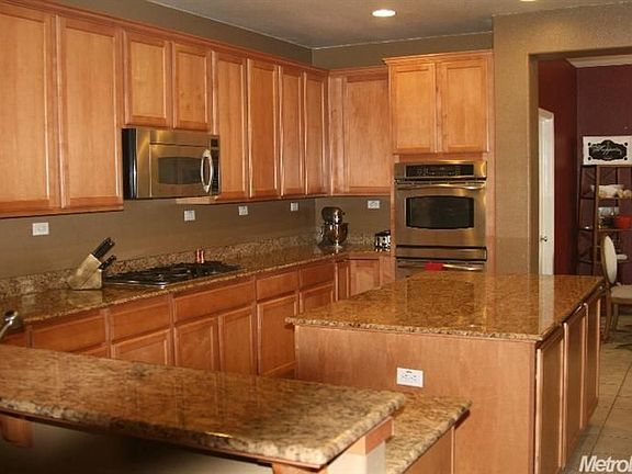 2nd image of 1066 Thornhill Ln