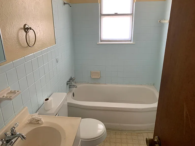 Small but adorable bathroom.