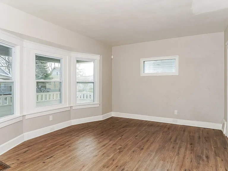438299_018_living_room_13585042.jpg