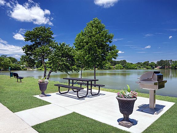 Lakeside Picnic and Grilling Area