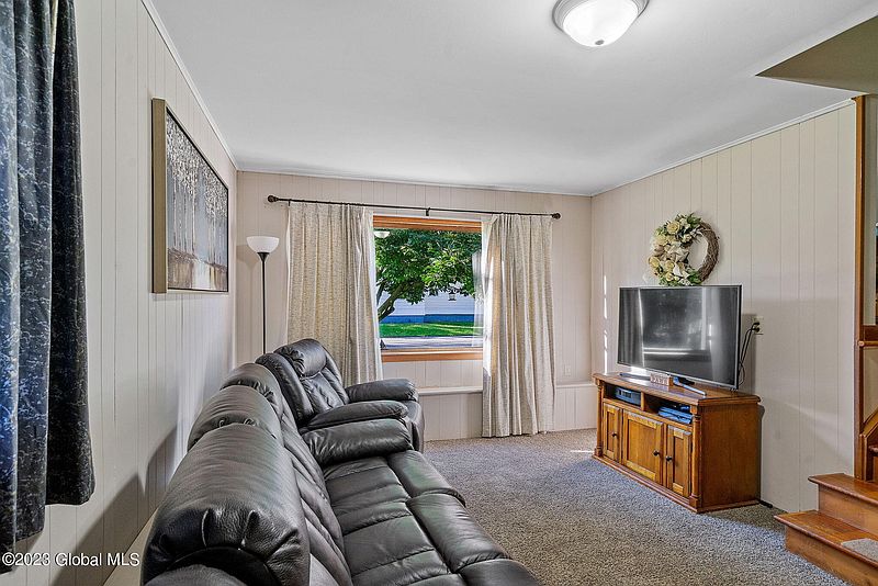 5th image of 98 Hillcrest Avenue