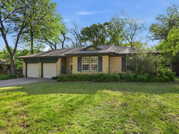2210 Robinwood Ln, Denton, TX 76209