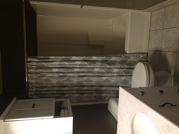 1st fl full bathroom