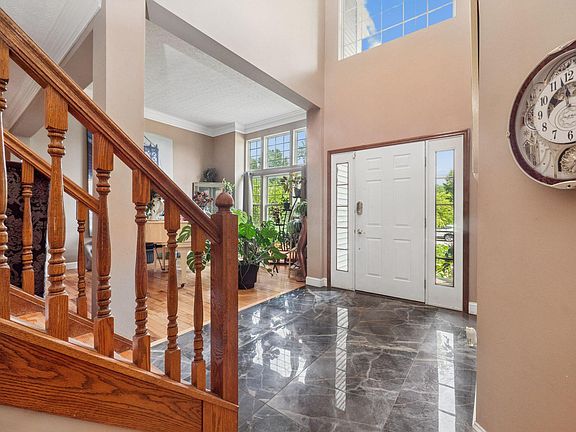 4th image of 677 Montmorency Dr S