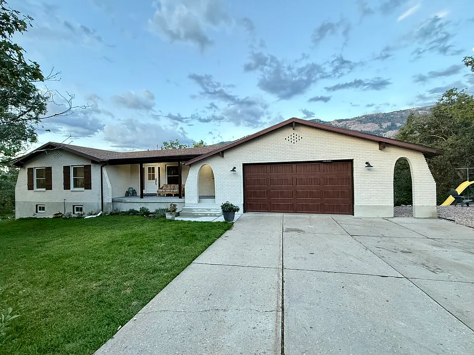 2127 E 5950 N