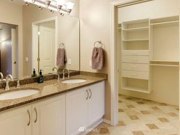 Master bath/closet