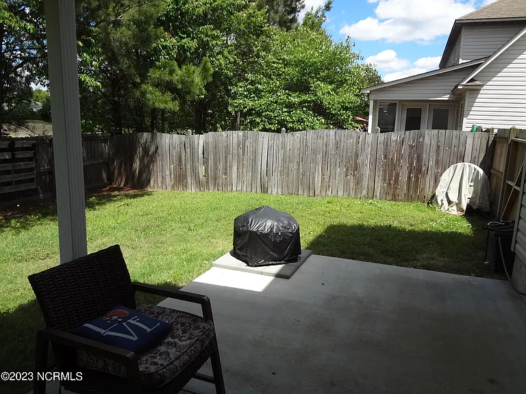 205 S Pointe Dr #B — Photo 10