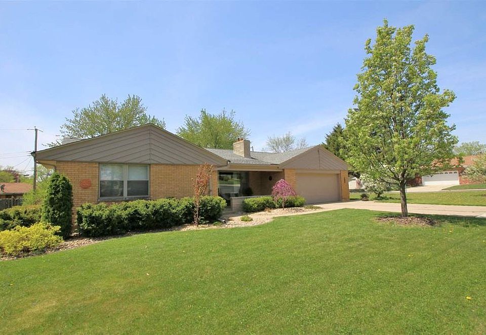 1st image of 3915 N Lynnwood Pl