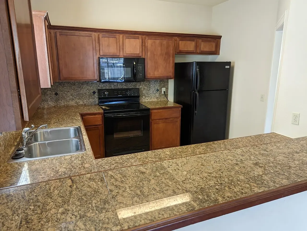 4 bed, 2.5 bath, 1700 sqft, $2,000 — Photo 4