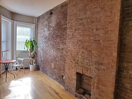1st image of 371 W 46th St #3