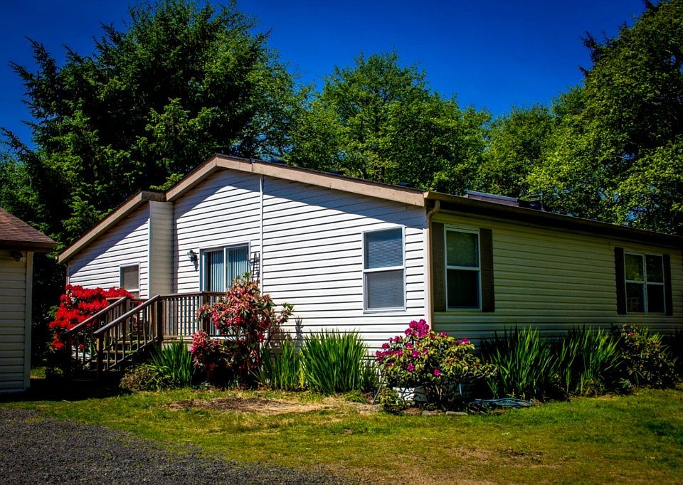 1st image of 589 Chenois Ave NE