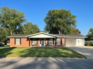 22 N Magnolia St, Trenton, IL 62293