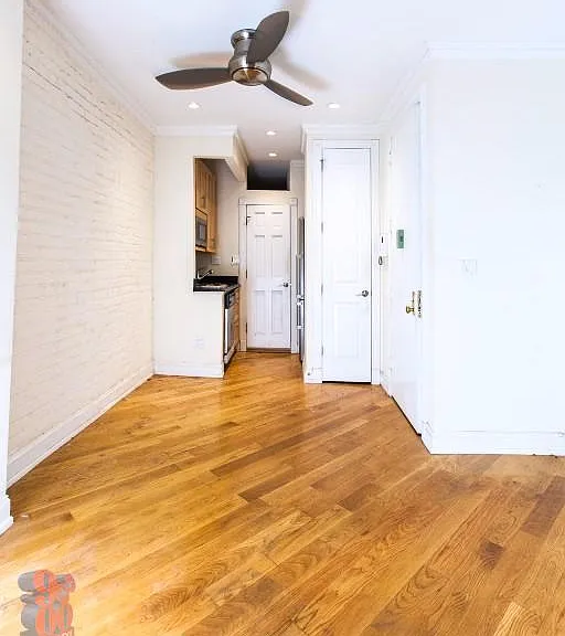 279 E 10th St #4 — Photo 4