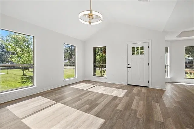 3 bed, 2.0 bath, 1205 sqft, $1,850 — Photo 2