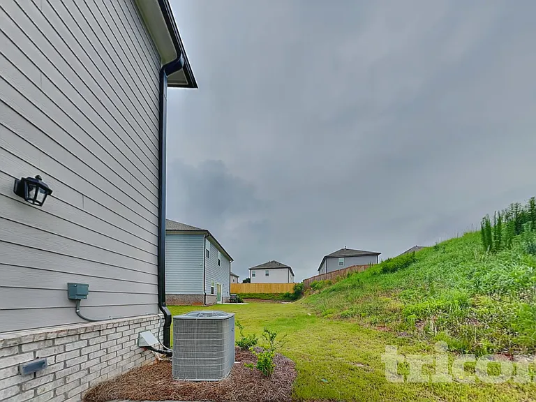 1940 Logan Ln — Photo 17