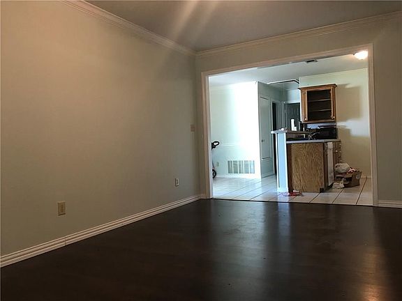 5th image of 202 W Ash St