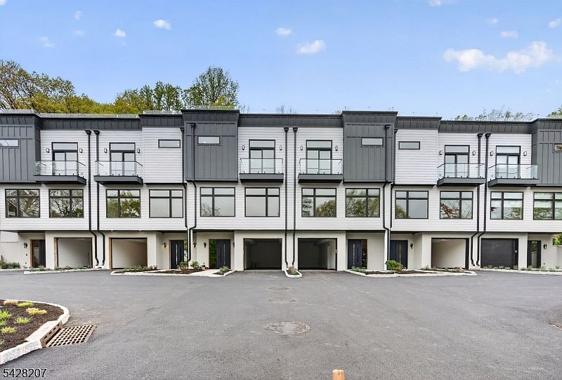 1st image of 522 Valley Rd #2