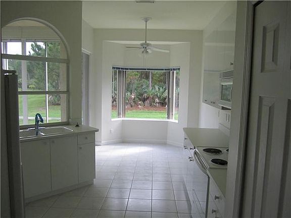 4th image of 805 SW Saint Andrews Cv