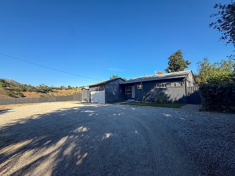 6744 Mulholland Dr — Photo 20