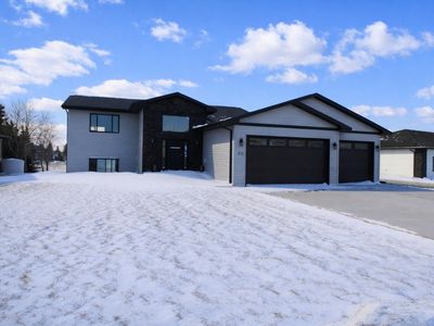 412 6th Ave SW, Surrey, ND, 58785