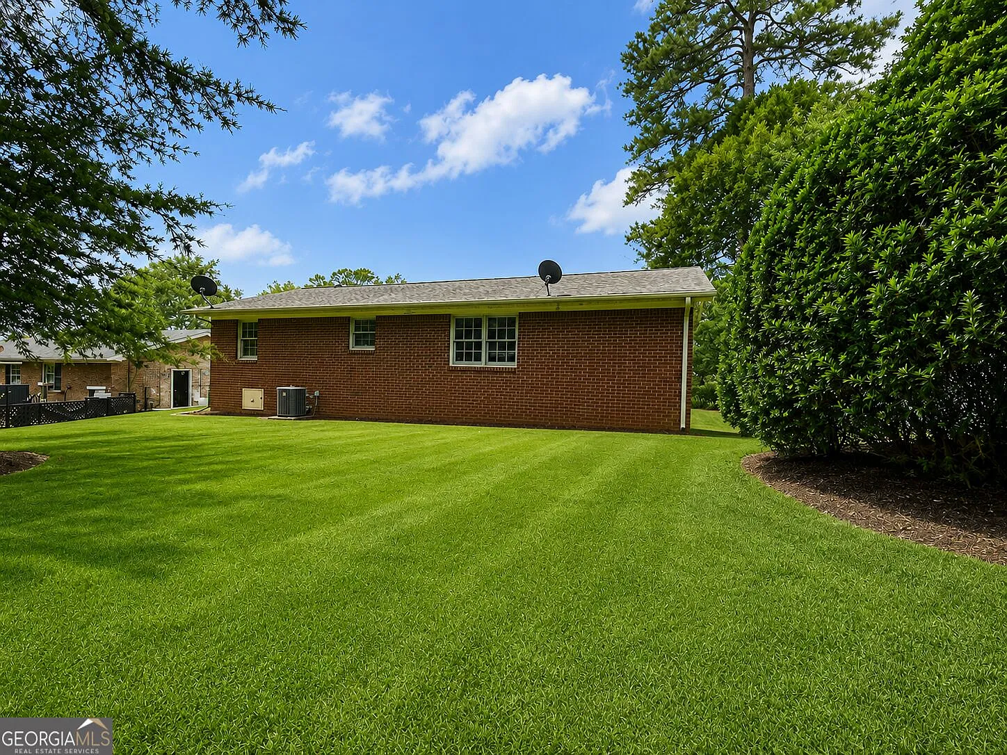 3 bed, 1.0 bath, 1052 sqft, $1,595 — Photo 2