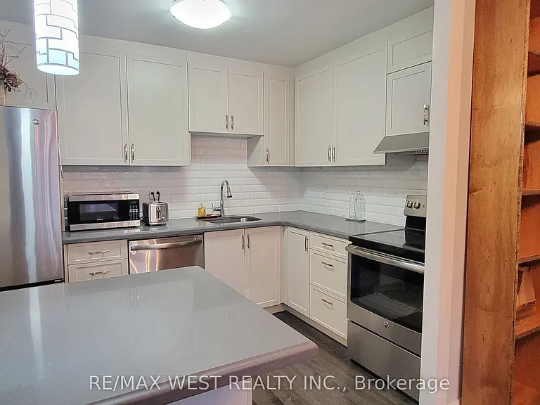 60 Pavane Linkway #812 — Photo 17