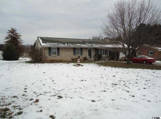 10 E Countryside Dr, Boiling Springs, PA 17007