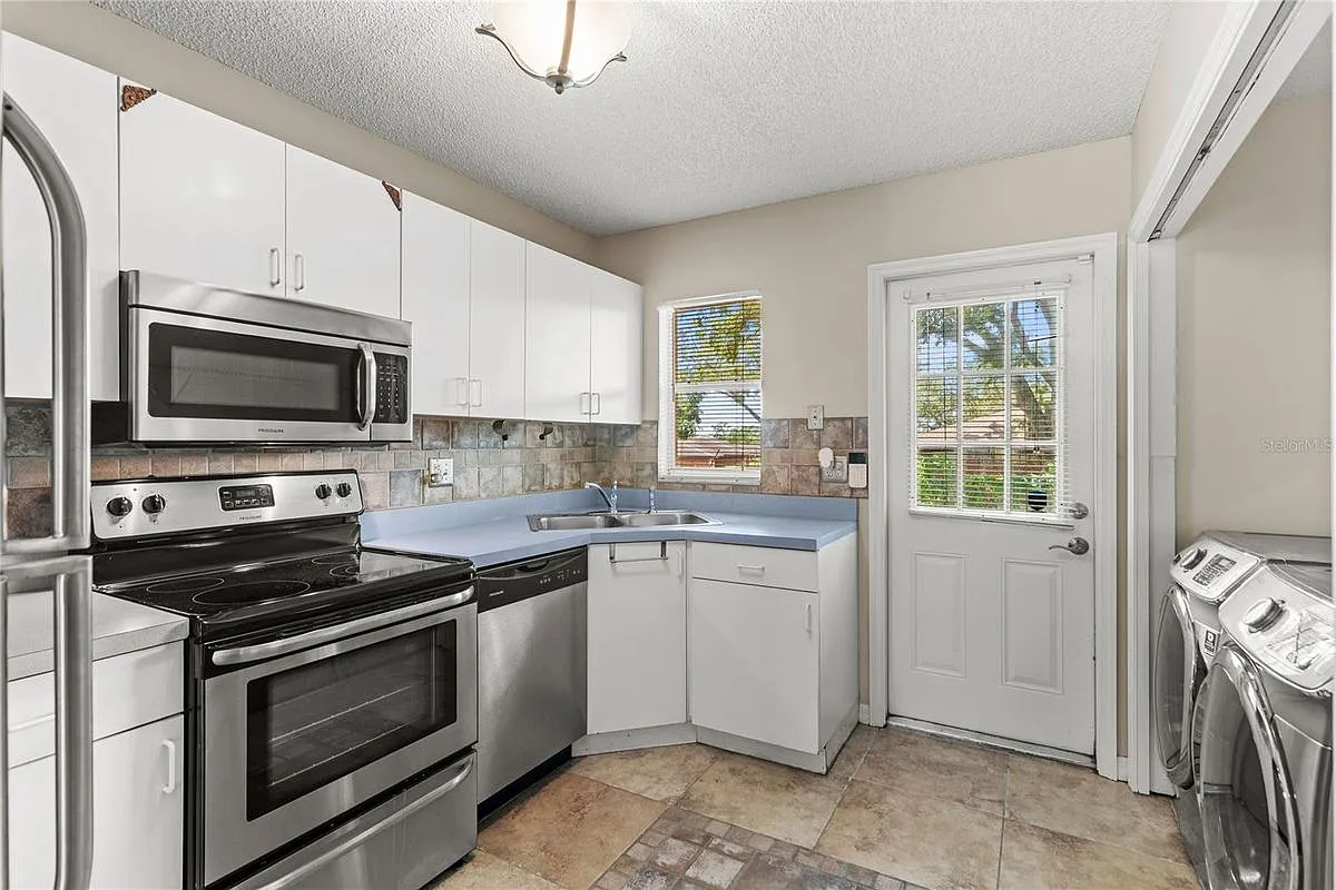 3 bed, 2.0 bath, 971 sqft, $1,850 — Photo 4