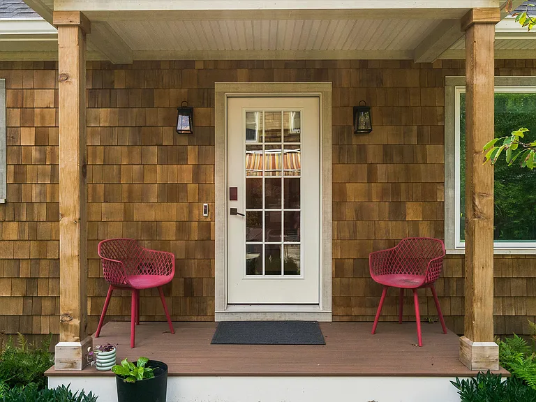 103 Hastings Ave — Photo 2