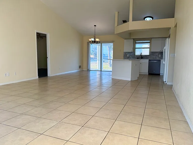 2313 NW 5th St — Photo 9