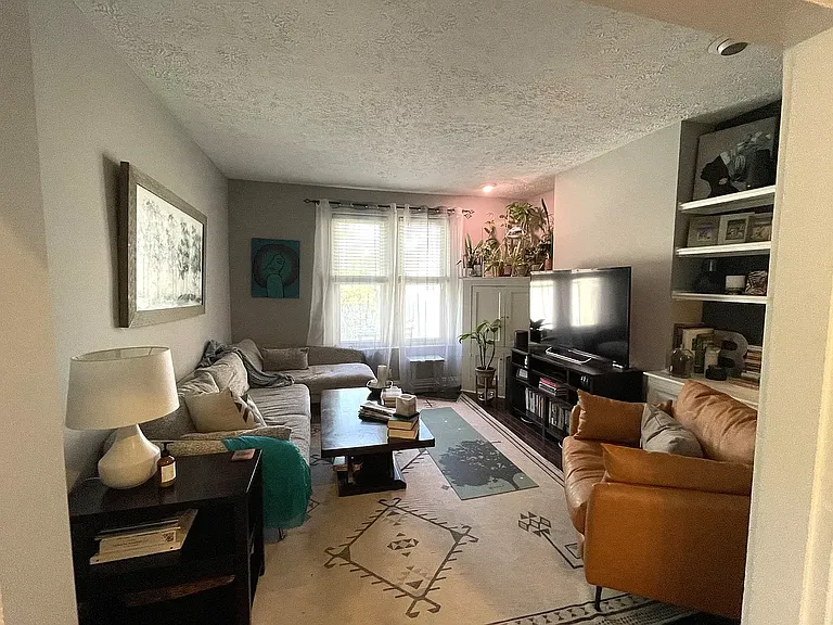 354 E Kossuth St — Photo 3