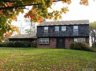 14 May Hill Ln, Dix Hills, NY 11746