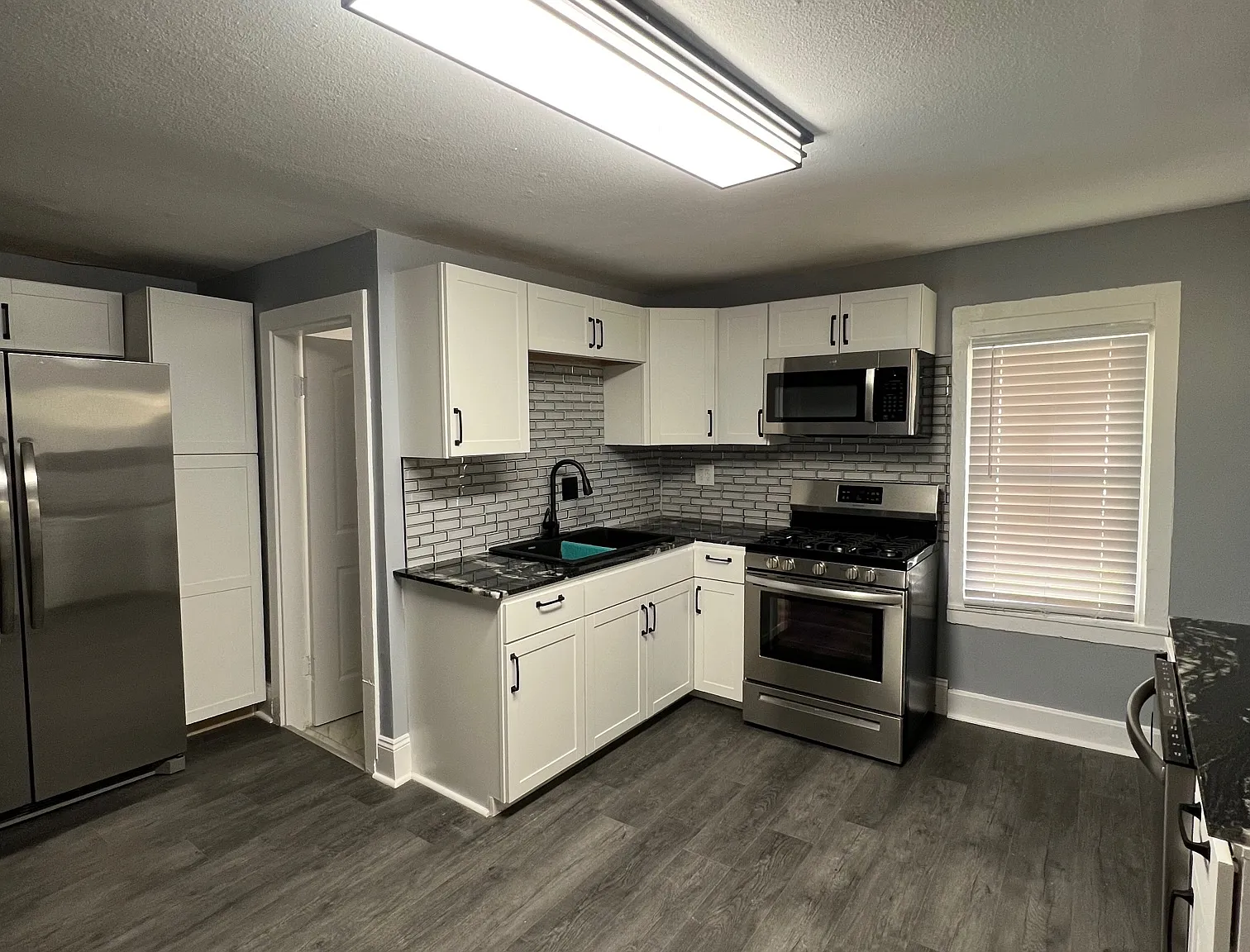 205 Ashworth Pl - Rm 1 — Photo 2
