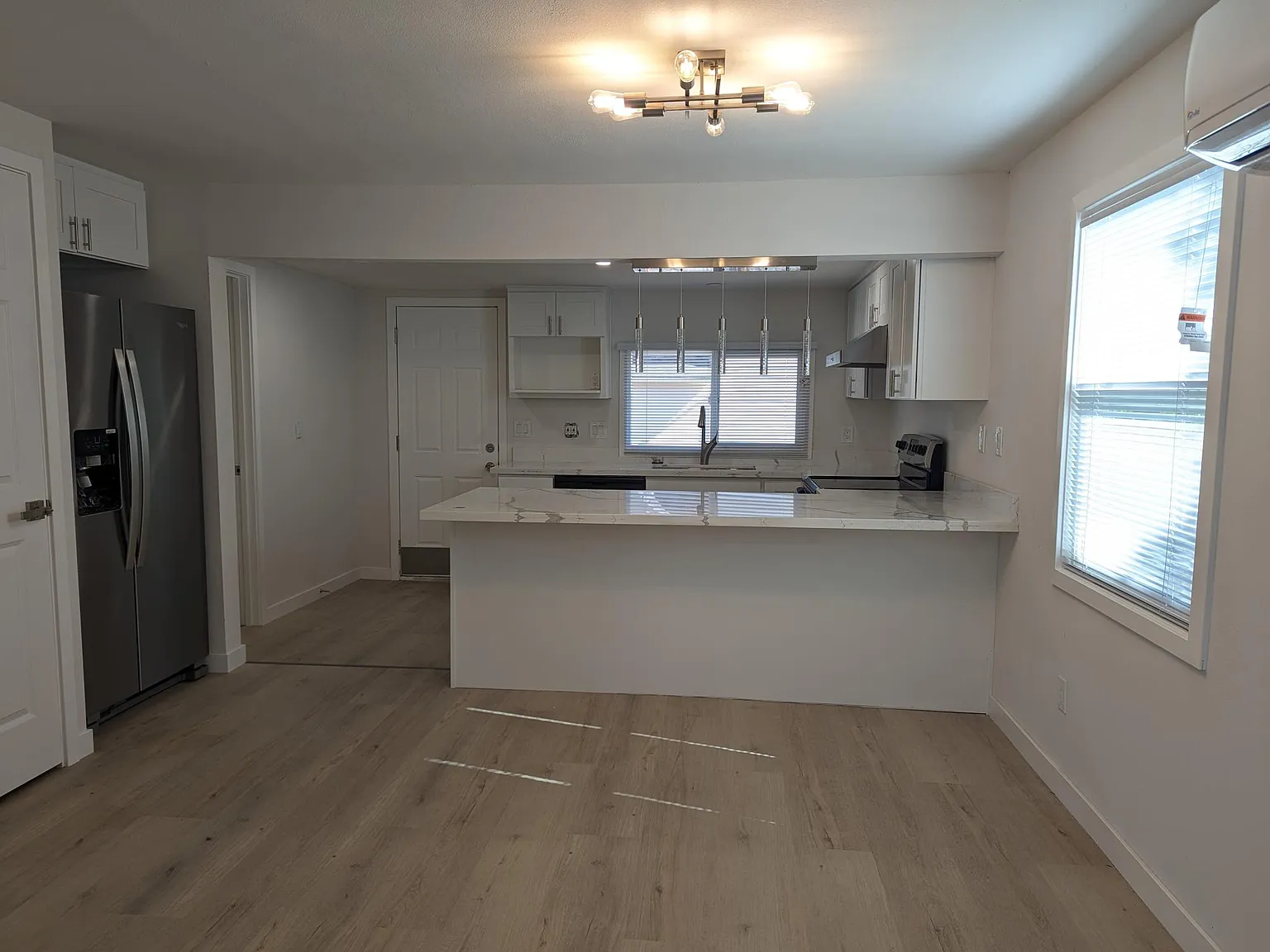 3 bed, 1090 sqft, $3,300 — Photo 2