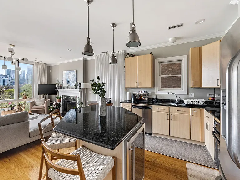 616 N May St #B — Photo 5