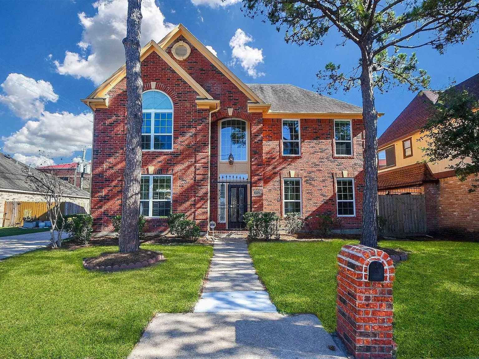 3 bed, 2.5 bath, 2361 sqft, $2,500 — Photo 1