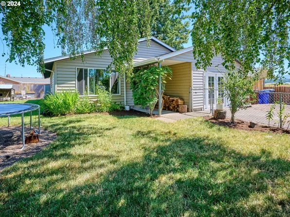 833 E 7th St, Molalla, OR 97038