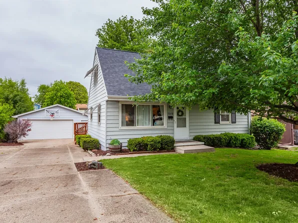 7019 Maryland Dr, Urbandale, IA 50322