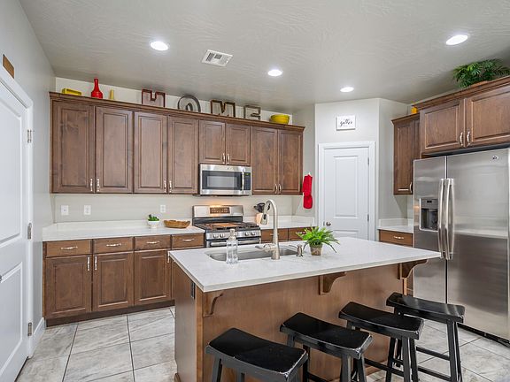 4th image of 1906 E Holiday Ln