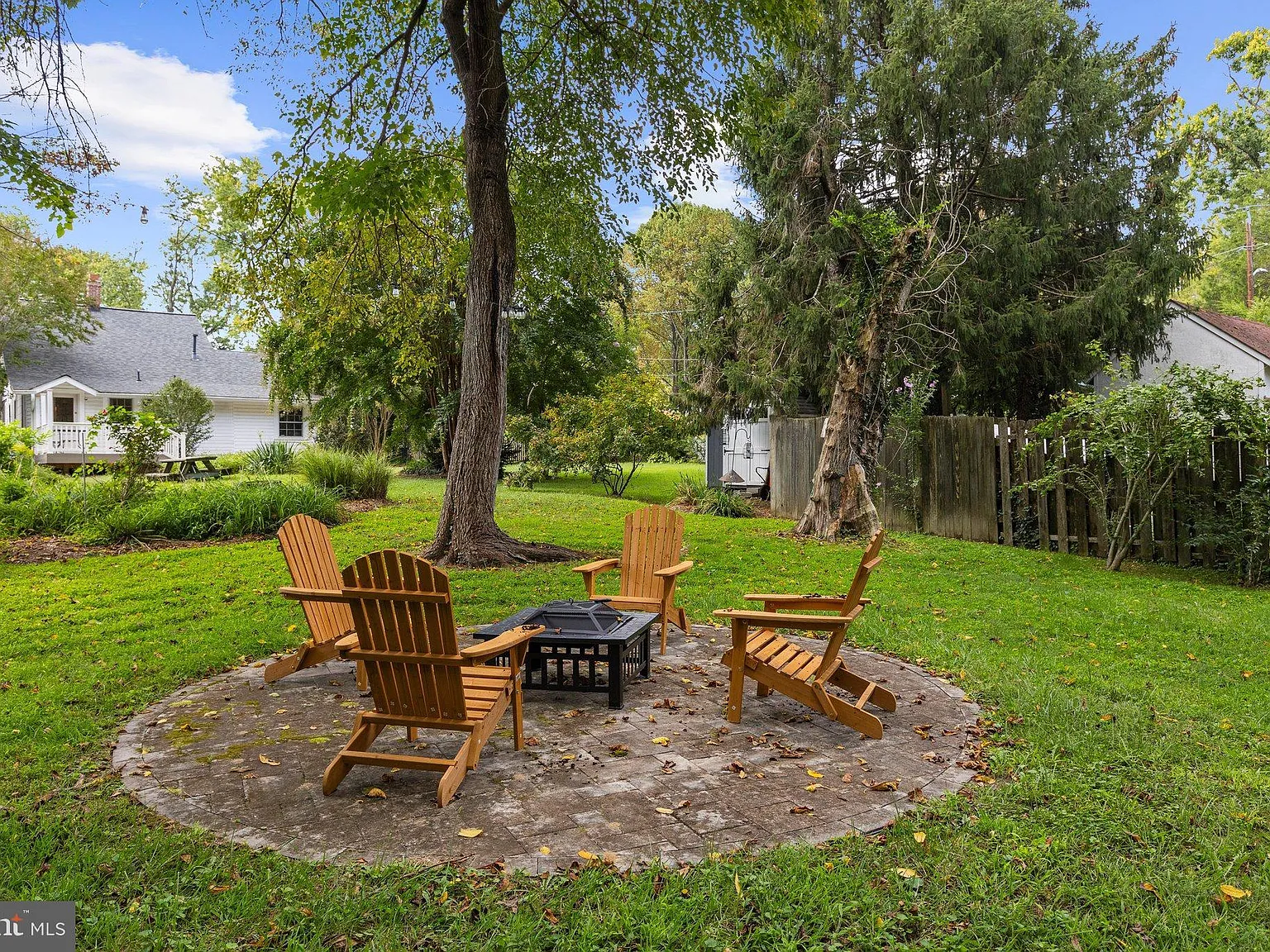 2 bed, 1.0 bath, 1160 sqft, $2,400 — Photo 2