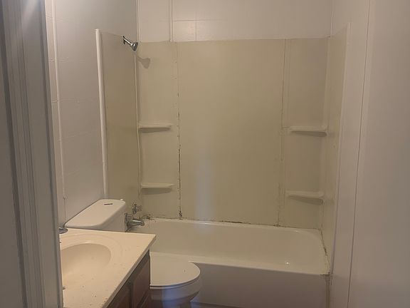 4th image of 40 Locust Ln