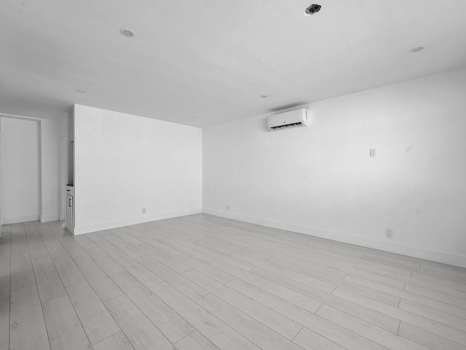2350 Santa Ana Avenue - F — Photo 3