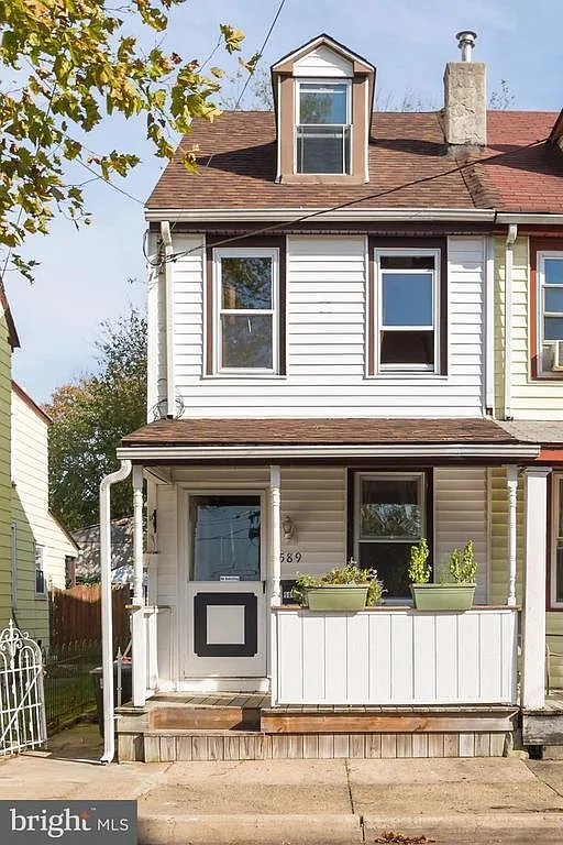 589 Swain St photo 1