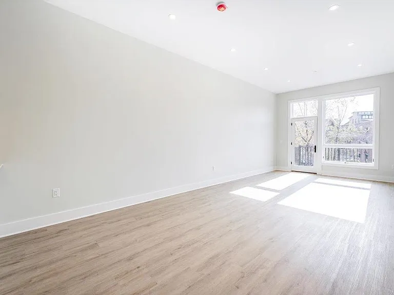 667-665 Grand St #305 — Photo 6