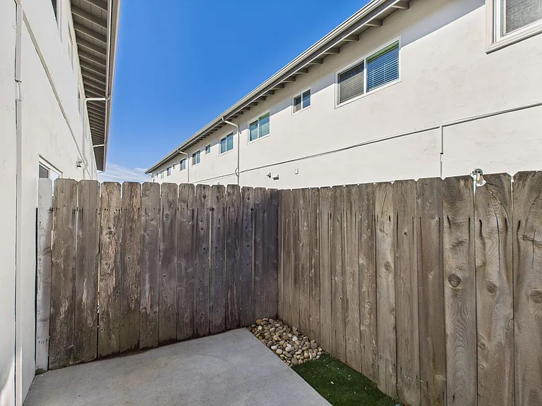 330 W I St — Photo 54