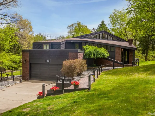 1751 Bird Rd, Ortonville, MI 48462