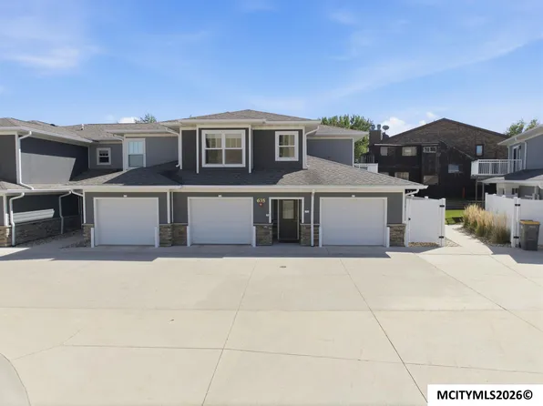 635 Briarstone Dr, Mason City, IA 50401