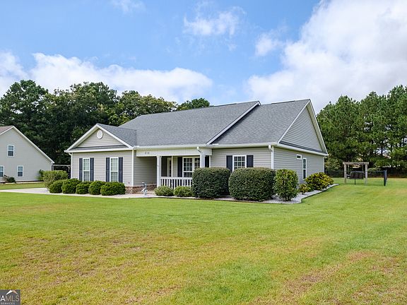 3rd image of 414 Small Pond Ln
